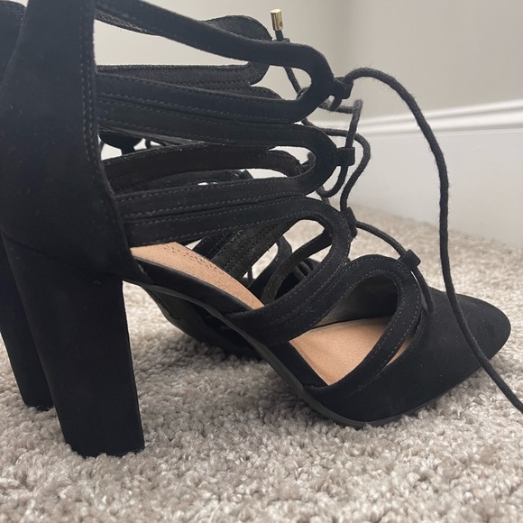 ⚫️Black Wide Tie Up Christian Siriano Heels⚫️ - Picture 4 of 6